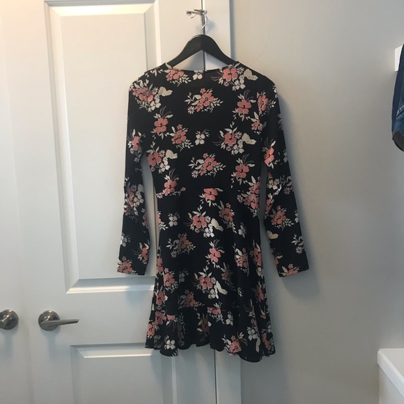 Mini wrap dress with ruffles - Picture 3 of 3